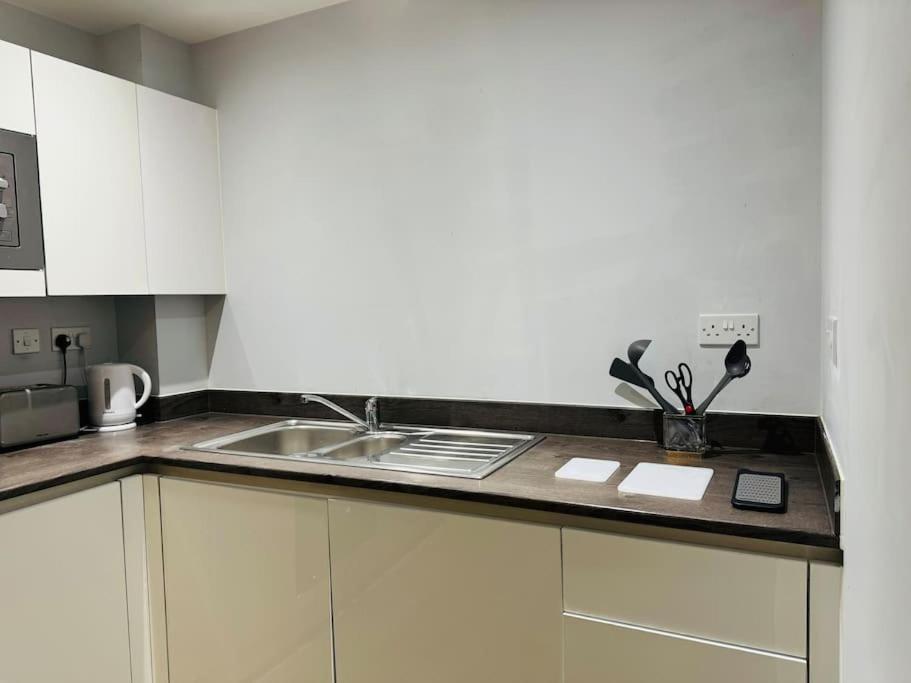 Last-minute Secure L Don't Delay L Sleeps Up To 4 L Free Parking L Spacious 2bed 2bath L Jvt Short Lets *