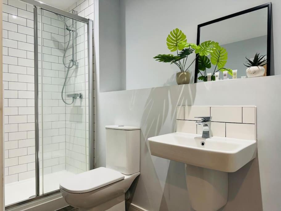 Last-minute Secure L Don't Delay L Sleeps Up To 4 L Free Parking L Spacious 2bed 2bath L Jvt Short Lets Apartment