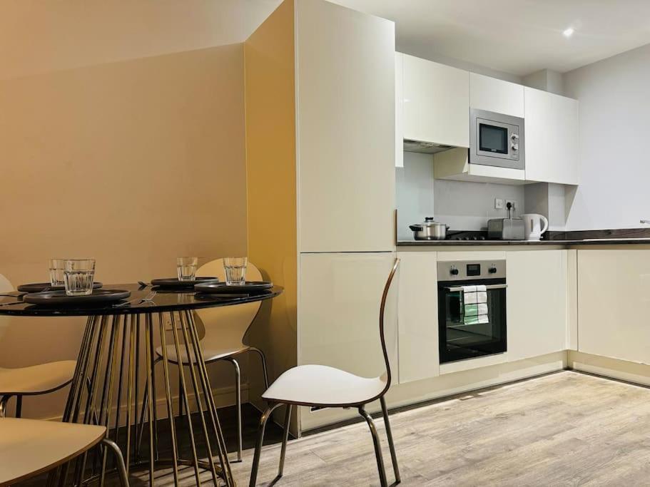 Apartment Last-minute Secure L Don't Delay L Sleeps Up To 4 L Free Parking L Spacious 2bed 2bath L Jvt Short Lets Birmingham