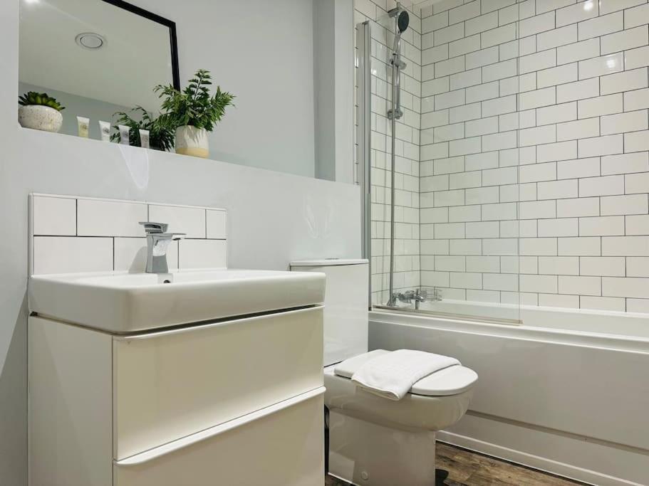 Last-minute Secure L Don't Delay L Sleeps Up To 4 L Free Parking L Spacious 2bed 2bath L Jvt Short Lets *