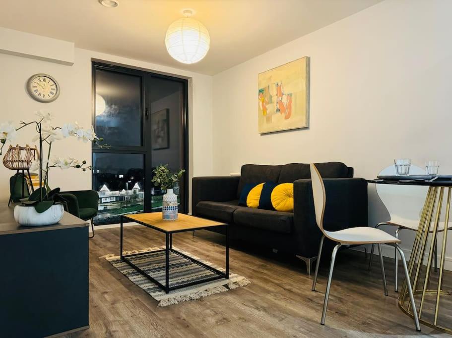 Apartment Last-minute Secure L Don't Delay L Sleeps Up To 4 L Free Parking L Spacious 2bed 2bath L Jvt Short Lets