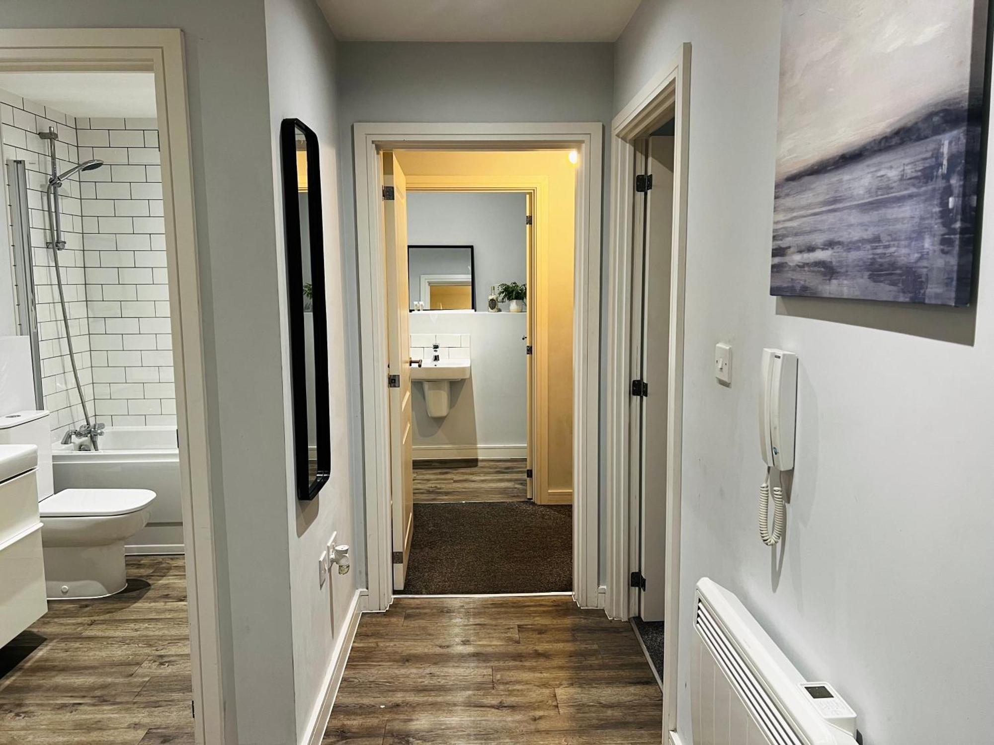 Last-minute Secure L Don't Delay L Sleeps Up To 4 L Free Parking L Spacious 2bed 2bath L Jvt Short Lets Birmingham