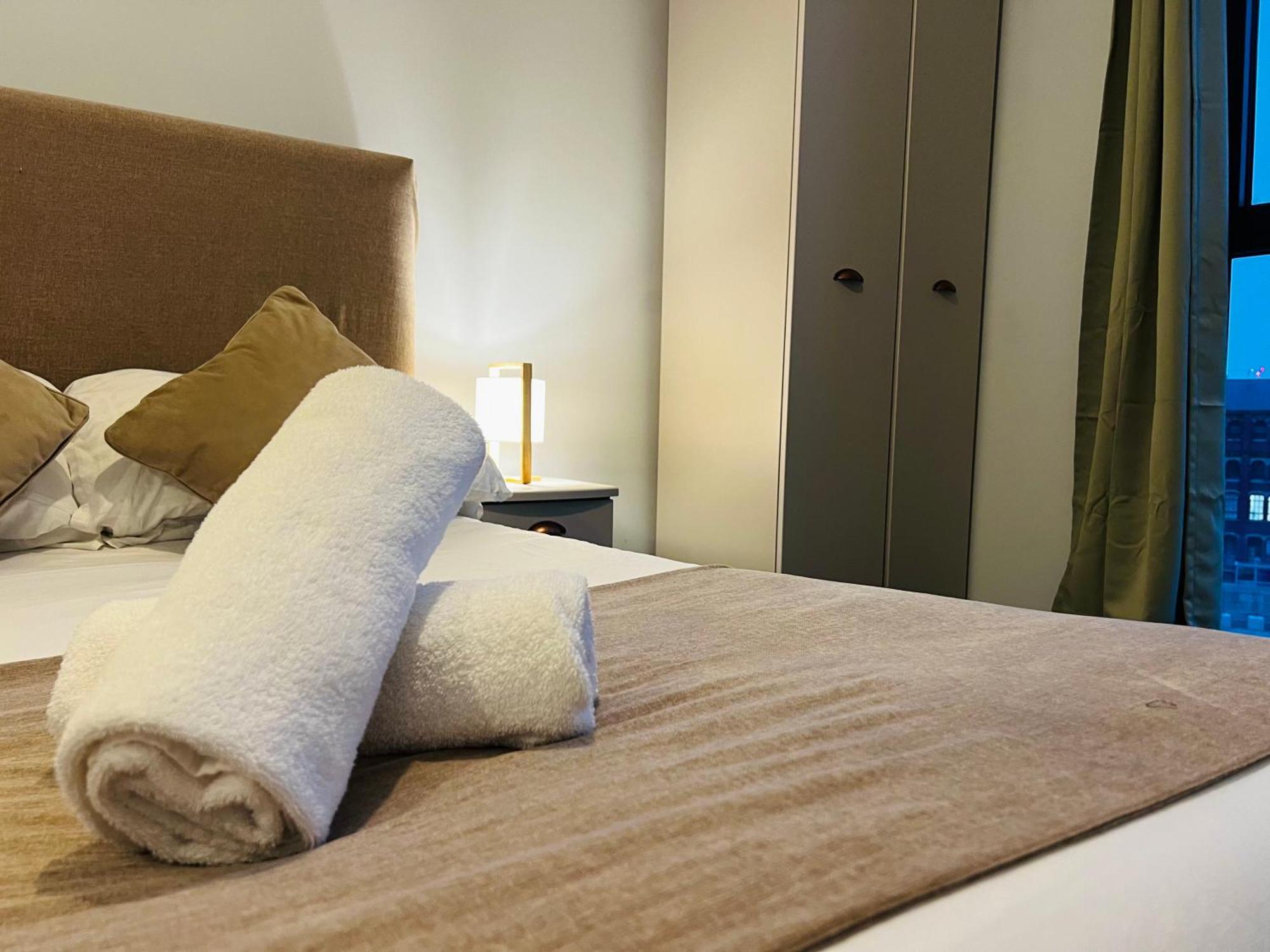 Apartment Last-minute Secure L Don't Delay L Sleeps Up To 4 L Free Parking L Spacious 2bed 2bath L Jvt Short Lets *